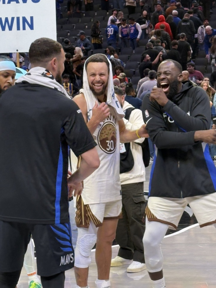 b体育下载-老伙计!库里、克莱、追梦赛后场边聚首 三人有说有笑非常开心