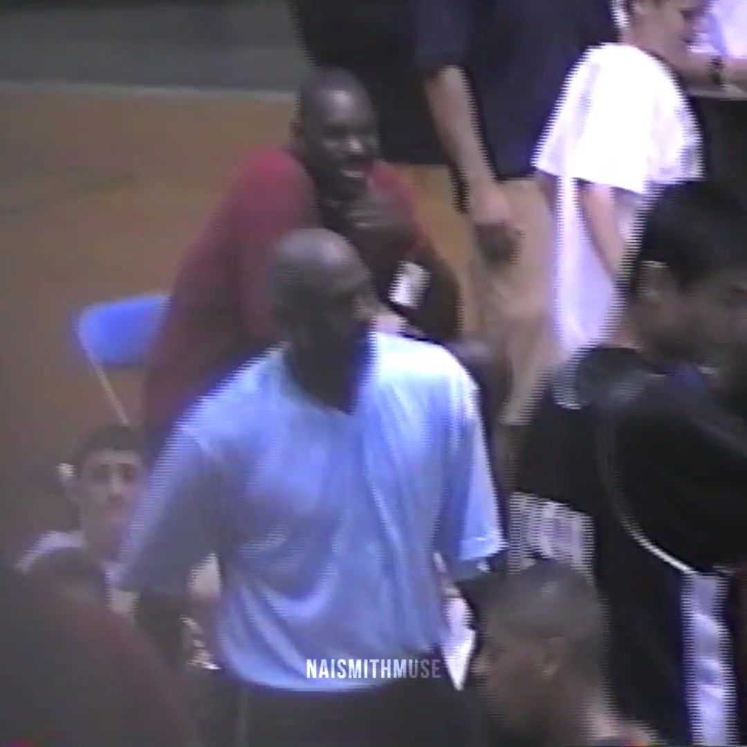 珍贵影像！姚明17岁时参加乔丹飞行学院训练营 多次高质量护筐