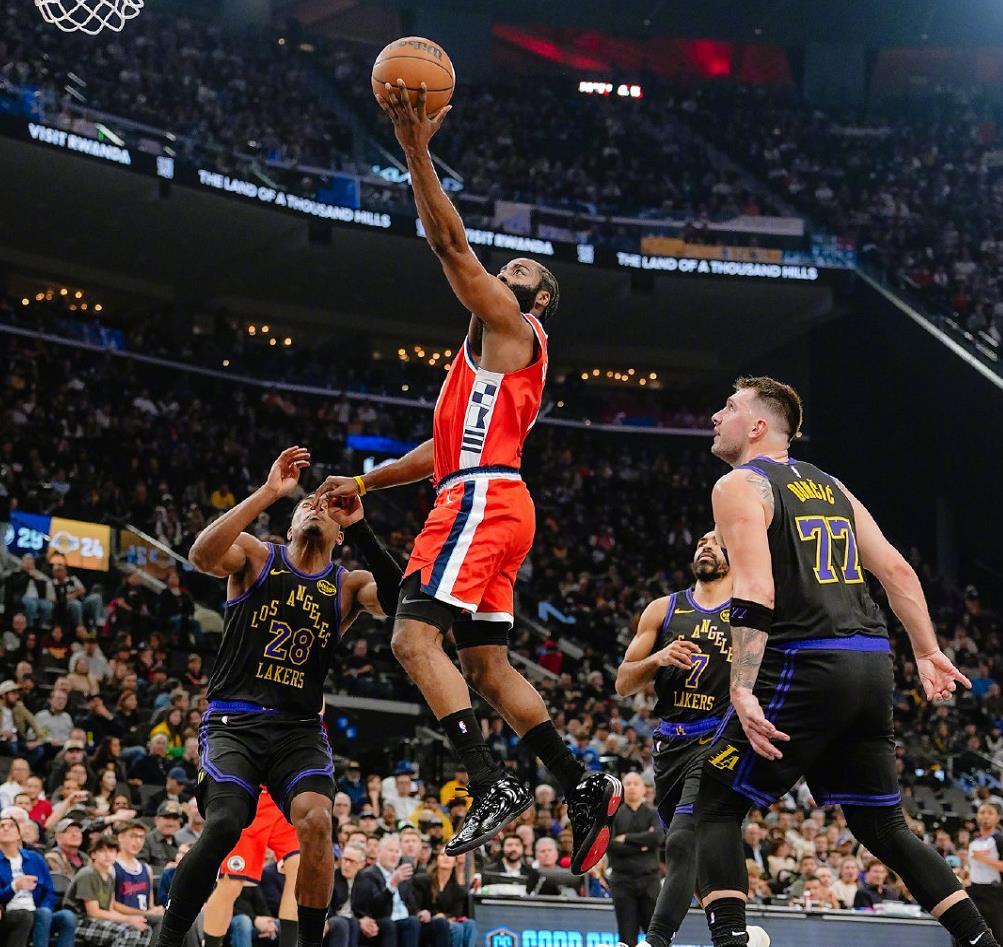 b体育官网-小卡复出24+5！快船111-104湖人：祖巴茨18+19制霸内线！